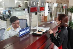 Người dân làm thủ tục về thuế tại Cơ quan Thuế TPHCM. 