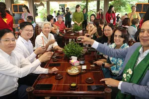 Các đại biểu thưởng thức trà Thái Nguyên tại Festival Trà Quốc tế - Thái Nguyên năm 2026. Ảnh: TIẾN MINH
