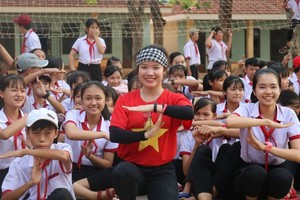 Female leader of the trash clean-up team