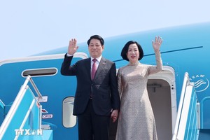 国家主席梁强偕夫人与越南高级代表团离开首都河内。