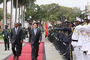 安哥拉总统若昂·洛伦索和越南国家主席梁强共同检阅仪仗队。图自越通社