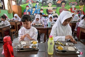 今年1月，印尼推行免费营养餐计划以来，印尼各地已发生多起群体食物中毒事件，累计影响超过1000人。