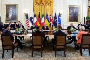 美国东部时间8月18日下午2时许，美国总统特朗普、乌克兰总统泽连斯基和多名欧洲领导人在美国白宫举行多方会晤。