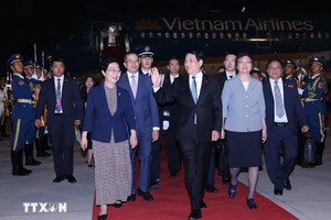 中国官员到机场迎接梁强主席一行 。图自越通社