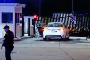 FBI匹兹堡办事处发生“恐怖事件”，一男子开车撞破大门并扔下美国国旗后逃离