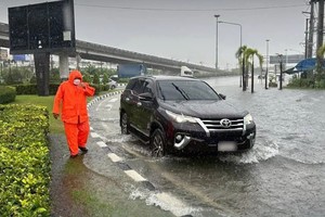 泰国多条街道严重受淹。