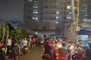 居民在发生大火后疏散。