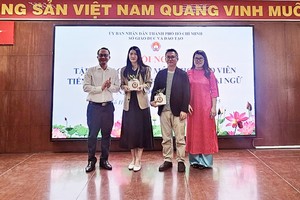 市华文教育辅助会赠送礼物给两位主讲者。