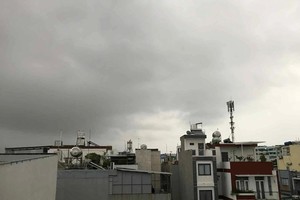 胡志明市今早天空一片昏暗。（图源：如柯）