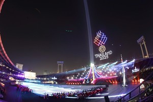 在拉查曼加拉体育场举行的第33届东南亚运动会开幕式尾声，大火炬火光直冲夜空。