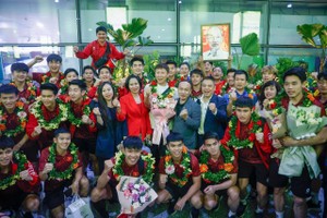 众多球迷在内牌机场等待越南球队回国。