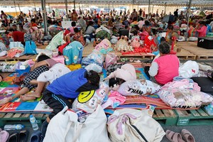 在泰国武里南府，撤离边境省份的民众在一处避难所休息。