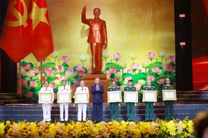 党中央总书记苏林向取得优异成绩的集体授予“人民武装力量英雄”称号。 图自越通社