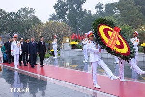 由党中央总书记苏林率领的党和国家领导人代表团前往位于河内巴亭郡北山路的英雄烈士纪念碑敬献花圈。（图片来源：越通社）