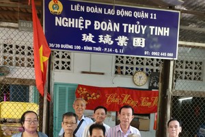 玻璃业团负责人李国强和热心厂商杨庆文等人向团员派发新年礼物后合照。