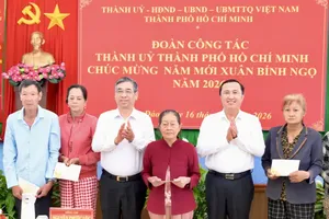 阮福禄同志向昆仑岛特区居民派发礼品。