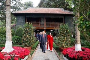 苏林总书记在胡志明主席遗迹区。图自越通社