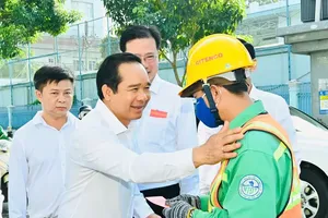 市人委会主席向环卫工人赠送春节慰问品。