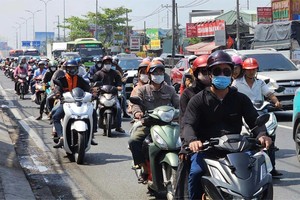 大批民众陆续返回胡志明市，导致通往市中心的主要干道车流量显著上升。图源：陈柯