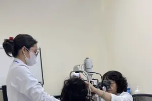 白梅医院为一名因烟花爆竹致眼部受伤的患者检查。