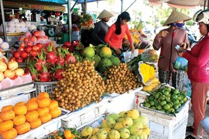 从正月初四起，市场开始恢复正常，初五当天更为明显。图自越通社