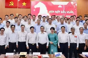 阮福禄同志与MAUR管委会合影。