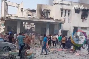 伊朗一小学遭导弹袭击 已致118人死亡