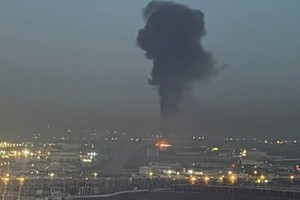 伊拉克美军基地发生爆炸 现场升起浓烟