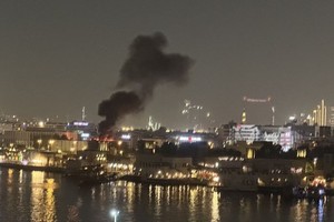 美国驻迪拜领事馆附近遭无人机袭击并起火