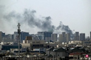 3月5日，卡塔尔首都多哈上空响起多响爆炸声，建筑物上空升起一股浓烟。 （法新社）