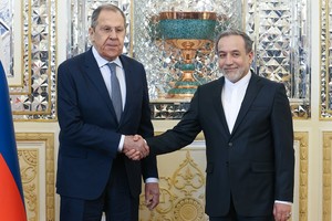 俄罗斯外交部长拉夫罗夫与伊朗外交部长阿拉格齐通电话，双方就中东局势发展交换意见。