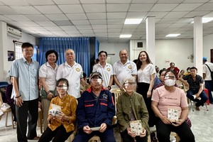 培德精舍代表团与术后病人合摄。