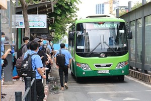 民众积极搭乘巴士出行。