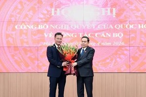 国会主席陈青敏向新任国家审计署审计长阮有义赠送鲜花。图自越通社