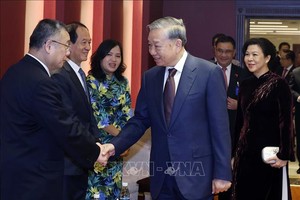 党中央总书记、国家主席苏林与夫人会见越南与中国将领家属、专家及友好人士代表。