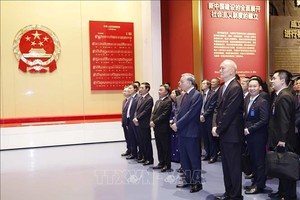 党中央总书记、国家主席苏林参观中国共产党历史展览馆。图自越通社