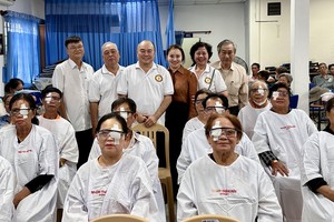 培德精舍代表团与术后病人合摄。