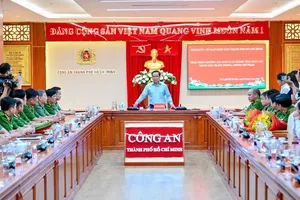 市人委会主席阮文得出席并颁奖。