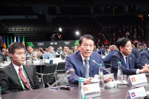 越南党中央政治局委员、公安部部长梁三光大将出席会议并发表演讲。图自越通社