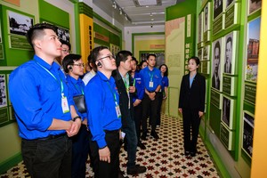 4月11日，越南青年在位于广州的越南青年革命同志会旧址参观。图源：新华网