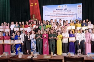 荣获表彰的模范幸福文化家庭和与会代表合影。
