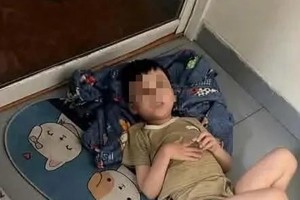 男孩被迫躺在卫生间前地垫上的画面。图：家属提供