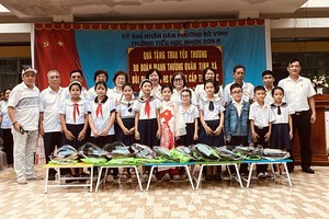 培德精舍护法理事会代表团与都荣坊各所小学的师生代表合照留念。