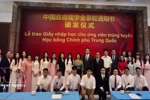 中国驻越南大使何炜与荣获2026-2027学年中国政府奖学金的学生合影留念。图自越通社