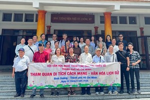 胡志明市各民族文学艺术协会代表团参观铁三角地道革命历史遗迹。图：心雨