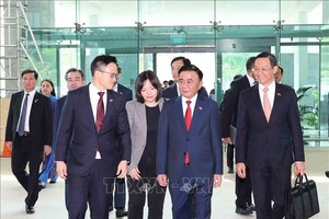 新加坡国防部政务部长朱倍庆在樟宜国际机场为党中央书记处常务书记陈锦秀送行。图自越通社