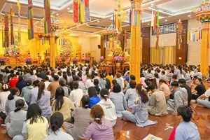 诸位高僧与佛教信众共同诵念《盂兰盆经》，祈报父母养育之恩。图片：孟胜