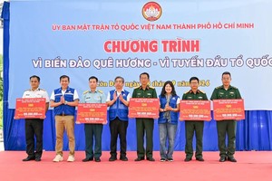 阮福禄同志与各协办单位代表共同向有关单位赠送工程建设经费象征性牌匾。