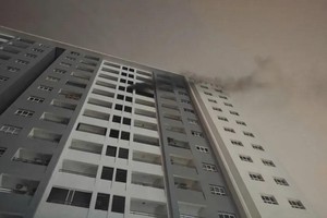11楼一户住宅冒出浓烟。图：有心