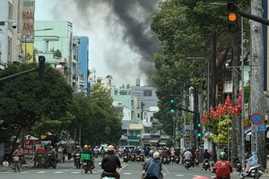 胡志明市一间两层楼房起大火